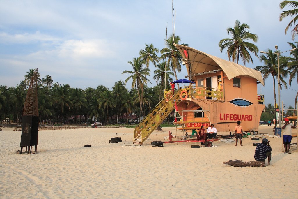 02-The lifeguard on the beach.jpg - The lifeguard on the beach